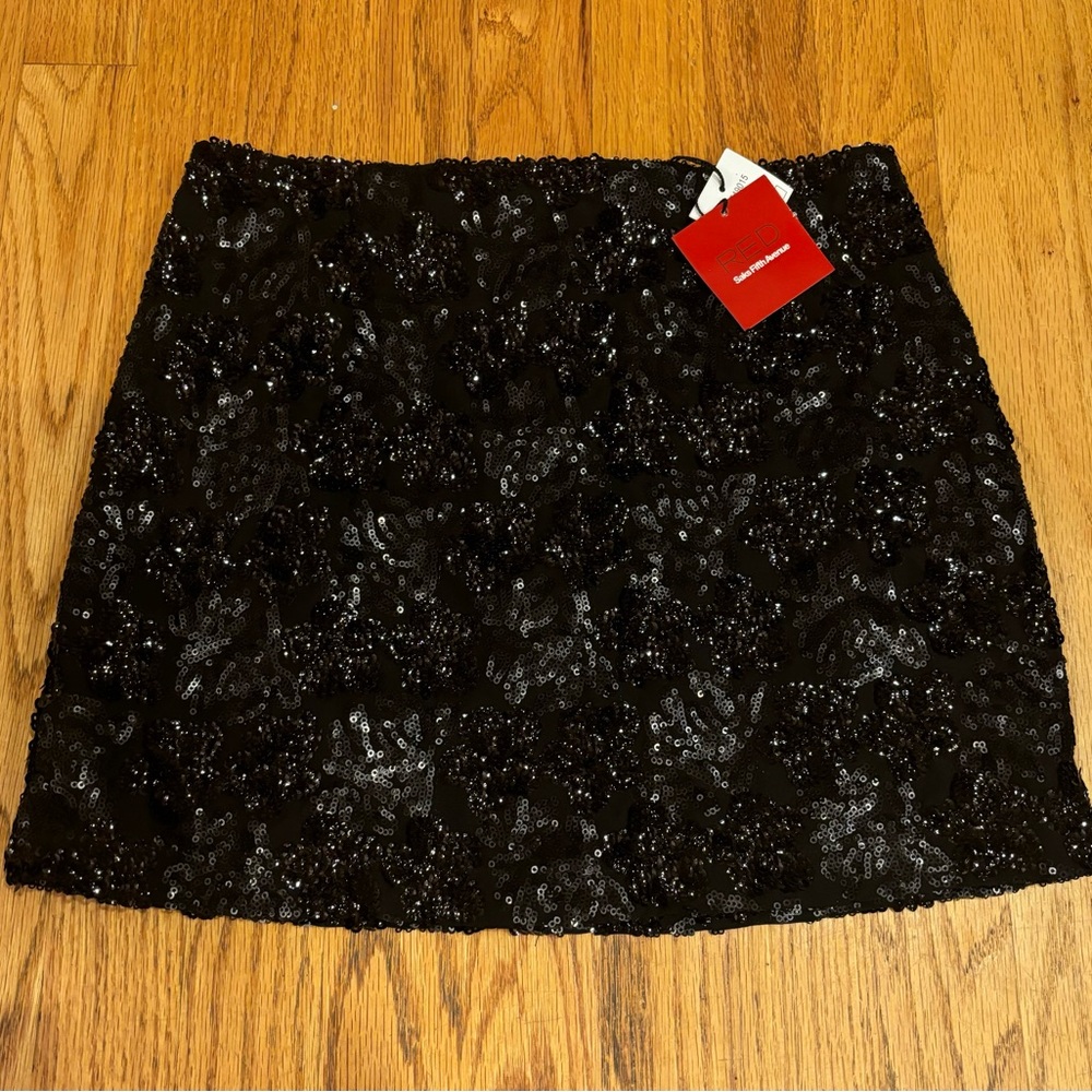 SAKS FIFTH AVENUE RED black sequin MINISKIRT  DISCO PARTY TRENDING Size 2 NWT
